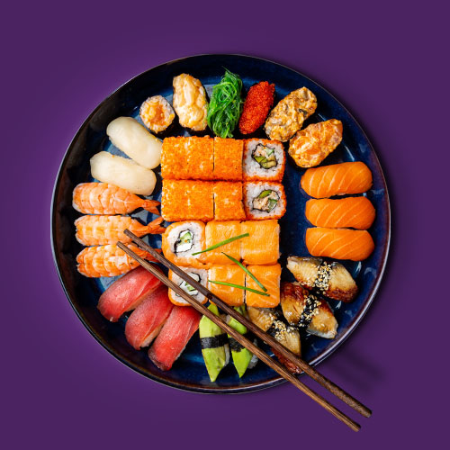 Un piatto di sushi raffinato rappresenta l'importanza di una cena aziendale